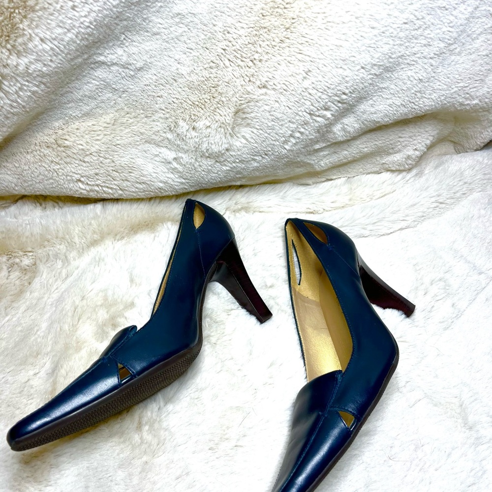 Elegant Navy Blue Heels - Picture 3 of 5